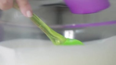 Baker cam kasede beyaz vanilya kreması karıştırıyor. Orta çekim