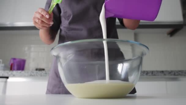 Pekařka Peče Vanilkový Krém Dort Střední Snímek — Stock video