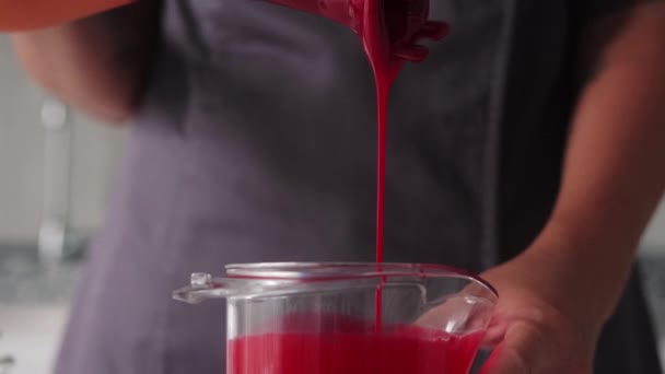 Kadın Fırıncı Pasta Için Kırmızı Kaplama Yapıyor Orta Çekim — Stok video