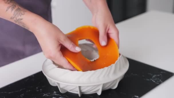 Ženský Cukrář Dává Pomerančovou Želé Formy Naplněné Smetanou Střední Snímek — Stock video