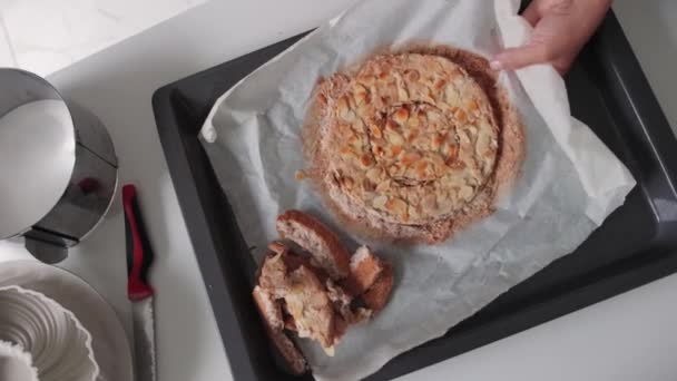 Egy Női Cukrász Kivágott Egy Kerek Mandulás Tortát Levette Sütőpapírról — Stock videók