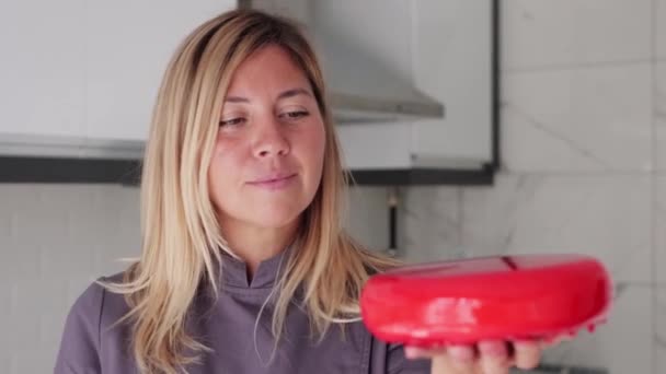 Sorridente Pasticciera Femminile Che Tiene Fresco Fatto Torta Rossa Sul — Video Stock