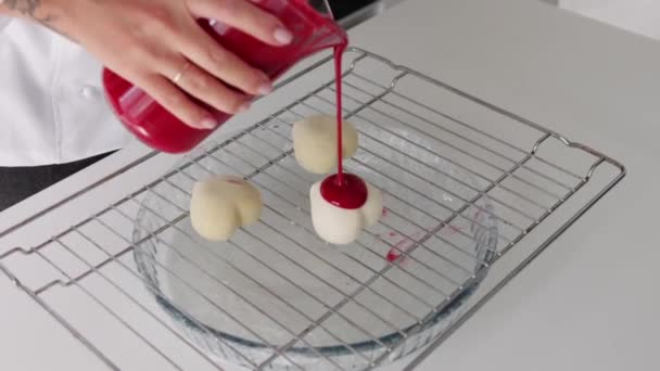 Femmina Pasticciere Versa Torte Forma Cuore Con Rivestimento Rosso Brillante — Video Stock