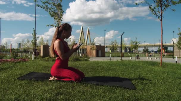 Sportif Bir Kadın Dışarıda Spor Yapıyor Yoga Minderinde Oturuyor Telefonunu — Stok video