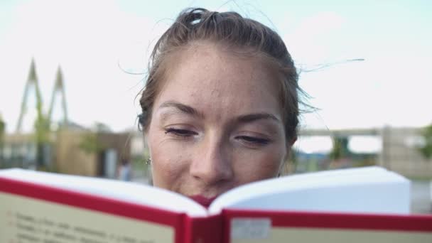 Uma Mulher Sorridente Adulta Ler Livros Fora Meio Tiro — Vídeo de Stock