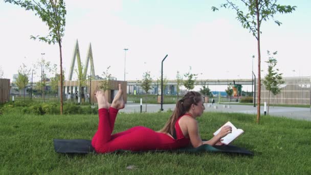 Mujer Que Hace Aptitud Aire Libre Lee Libro Sobre Descanso — Vídeo de stock