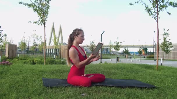 Una Donna Che Fitness All Aperto Seduta Tappetino Yoga Che — Video Stock