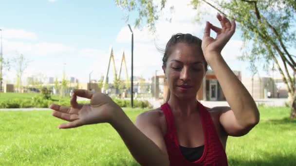 Uma Mulher Sorrindo Fazendo Ioga Livre Faz Gestos Mão Olhando — Vídeo de Stock