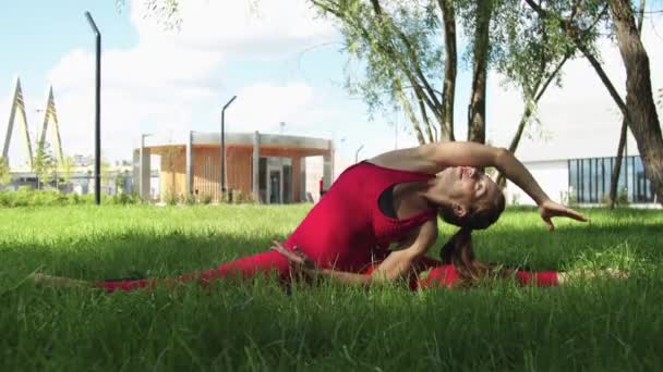 Eine Lächelnde Frau Beim Fitnesstraining Freien Auf Dem Spagat Sitzend — Stockvideo