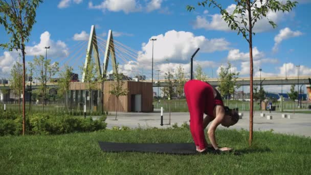 Una Donna Adulta Tuta Rossa Che Esercizi Stretching Nel Parco — Video Stock