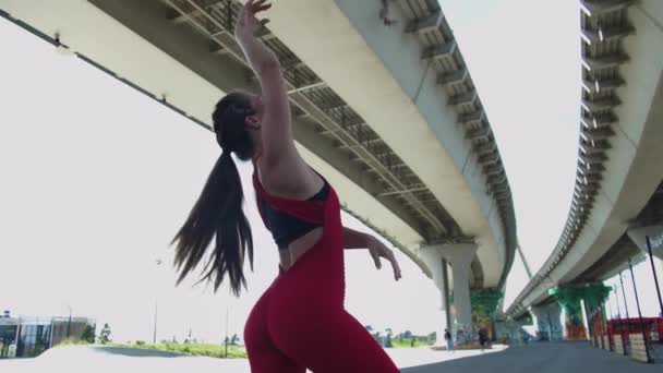 Kırmızı Eşofmanlı Yetişkin Bir Kadın Köprünün Altında Güzel Vücudu Ile — Stok video