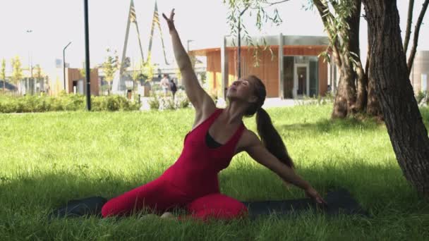 Gülümseyen Bir Kadın Dışarıda Spor Yapıyor Ağacın Yanında Basit Egzersizler — Stok video