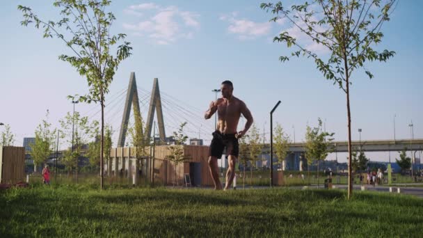 Μυώδης Γυμνόστηθος Άντρας Που Κάνει Αθλητικές Ασκήσεις Στο Πάρκο Μεσαίο — Αρχείο Βίντεο