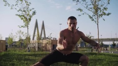 Dışarıda spor yapan kaslı adam. Orta çekim