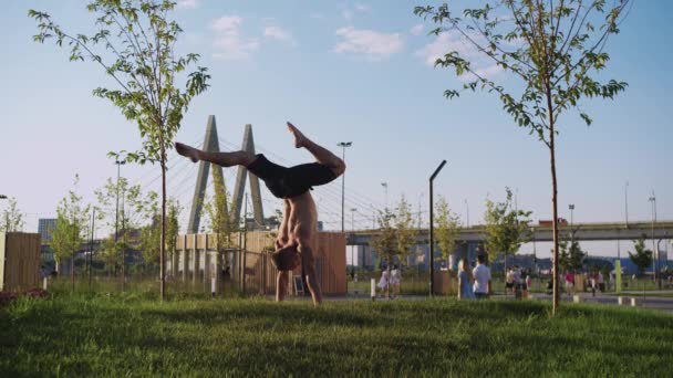 Homem Acrobático Musculoso Sem Shirt Fazer Exercícios Parque Meio Tiro — Vídeo de Stock