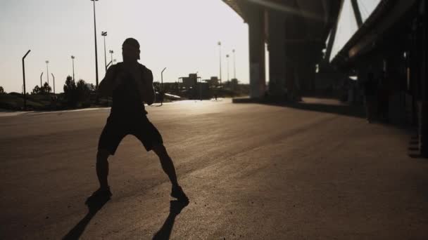 Allenamento Muscolare Sportivo Sotto Ponte Tramonto Mid Shot — Video Stock