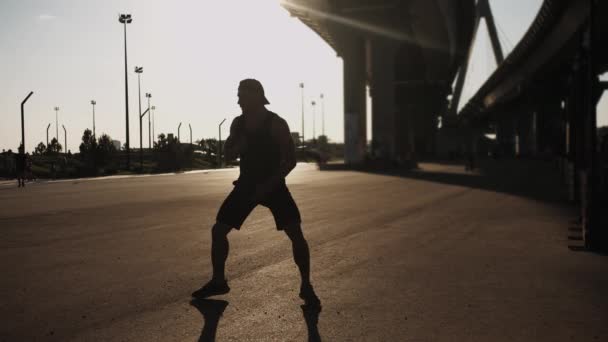 Köprünün Altında Antrenman Yapan Kaslı Genç Bir Adam Orta Çekim — Stok video