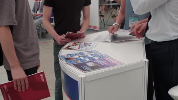 Russie Kazan Des Jeunes Prennent Des Brochures Exposition Aéronautique Coup — Video