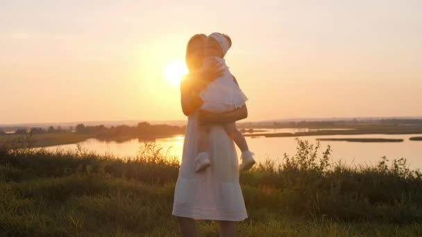 Een Vrouw Met Haar Jonge Dochter Een Heuvel Bij Zonsondergang — Stockvideo