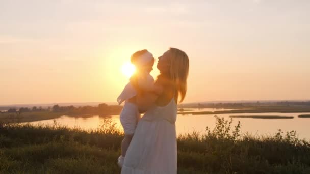 Mooie Vrouw Met Haar Jonge Dochter Een Heuvel Bij Zonsondergang — Stockvideo