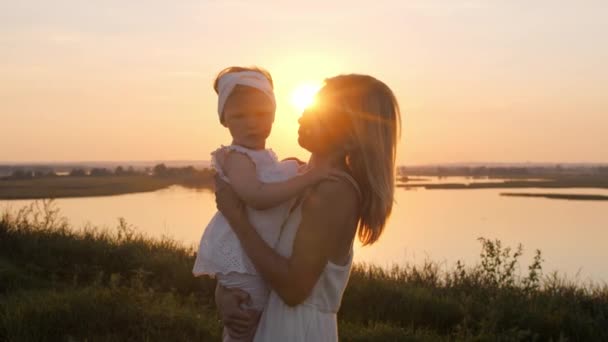 Egy Kezében Tartja Kislányát Napnyugtakor Arcon Csókolja Középső Felvétel — Stock videók