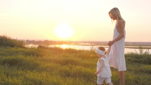Woman Walks Her Little Daughter Hill Sunset Takes Her Her — Stock Video