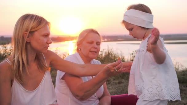 Familj Med Endast Kvinnliga Medlemmar Som Sitter Picknick Kulle Solnedgången — Stockvideo