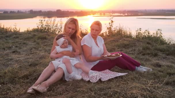 Сім Тільки Жінок Членів Які Мають Пікнік Заході Сонця Середній — стокове відео