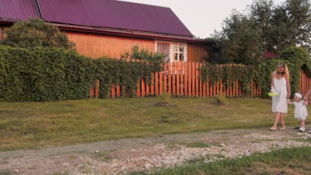 Familj Med Endast Kvinnliga Medlemmar Som Vandrar Byn Vid Solnedgången — Stockvideo