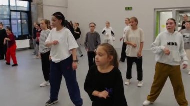 08-08-2022 RUSSIA, KAZAN: büyük stüdyoda dans eden erkekler ve kadınlar farklı yaşlarda. Orta çekim