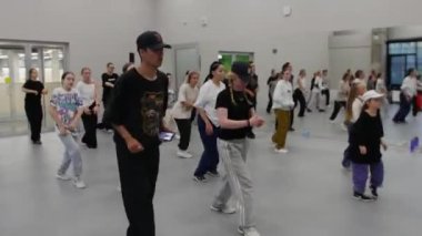 08-08-2022 RUSSIA, KAZAN: büyük ayna stüdyosunda dans eden gençler. Orta çekim