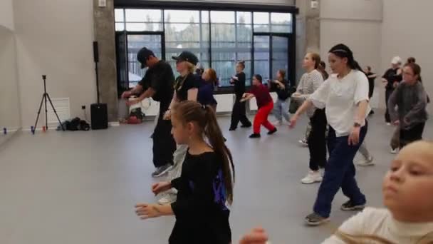 俄克拉荷马州 舞蹈大师班 不同年龄段的男男女女在大镜子工作室里跳舞 — 图库视频影像