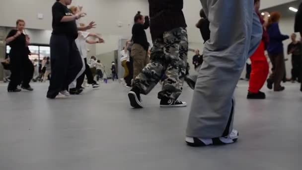 2022ロシア カザン ダンスマスタークラス スタジオで踊る人々の異なる年齢層のグループ スローモーション ミッドショット — ストック動画