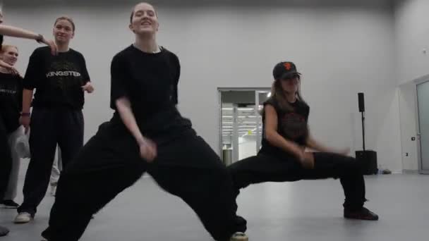 2022 Russia Kazan Stüdyoda Dans Dersi Iki Genç Kız Senkronize — Stok video