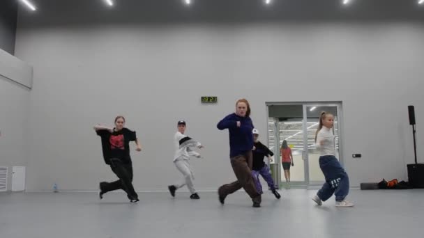 2022ロシア カザン 広々としたスタジオでのダンスクラス ダンスを示すグループ10代の女の子 ミッドショット — ストック動画