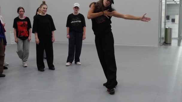 俄克拉荷马州卢萨市 工作室里的舞蹈课 精力充沛的年轻女子跳嘻哈 孩子们看着她 — 图库视频影像