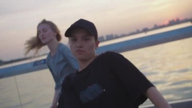 Üç kadın açık havada hip hop yapıyor. Orta çekim