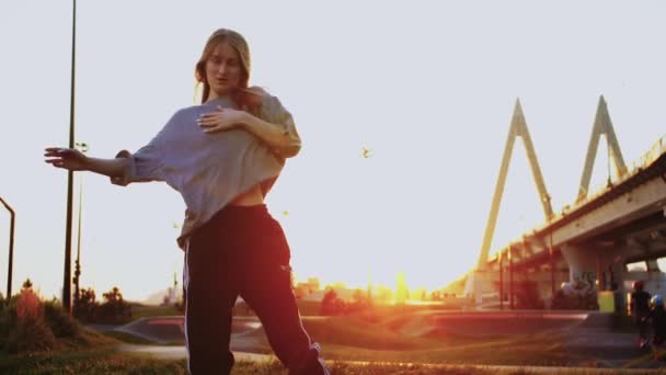 Худа Красива Жінка Довгим Легким Волоссям Танцює Ранньому Заході Сонця — стокове відео