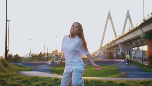 Una Mujer Bailando Junto Puente Lleva Parque Patinaje Mid Shot — Vídeo de stock
