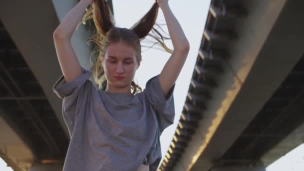 Femeia Frumoasă Slabă Părul Lung Deschis Dansând Sub Pod Mid — Videoclip de stoc