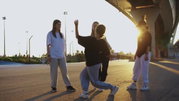 Τέσσερις Νεαρές Γυναίκες Χορεύουν Εναλλάξ Κάτω Από Μια Γέφυρα Ηλιοβασίλεμα — Αρχείο Βίντεο