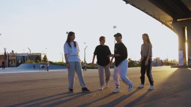 Τέσσερις Νεαρές Γυναίκες Αθλητικά Ρούχα Χορεύουν Εναλλάξ Χιπ Χοπ Κάτω — Αρχείο Βίντεο