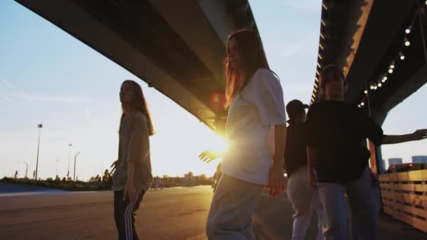 Группа Четырех Молодых Женщин Спортивной Одежде Танцует Хип Хоп Мостом — стоковое видео