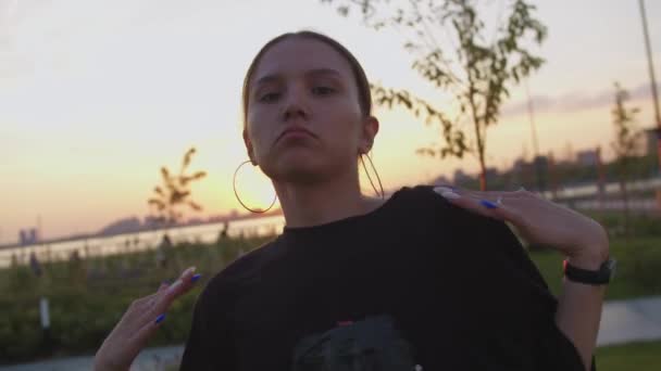 Uma Jovem Mulher Pretensiosa Uma Camiseta Preta Dança Estilo Livre — Vídeo de Stock