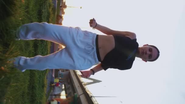 Een Jonge Mannelijke Vrouw Danst Bij Zonsondergang Bij Brug Verticaal — Stockvideo