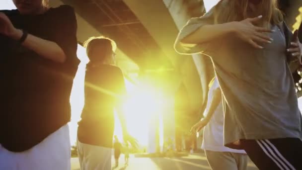 日落时分 四个年轻女子在一座桥下跳嘻哈 — 图库视频影像
