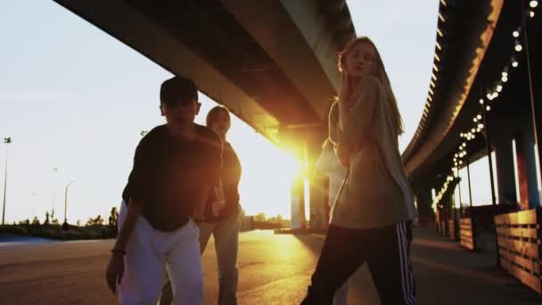 Grupo Cuatro Mujeres Jóvenes Delgadas Bailando Hip Hop Bajo Puente — Vídeos de Stock