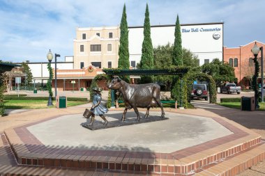 Brenham, Teksas, ABD - 27 Aralık 2016. Brenham, TX 'teki Blue Bell Creameries fabrikasının dış görünüşü. İnekli bir kız resmedilmiş..
