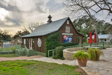 Yuvarlak Top, Teksas, Amerika Birleşik Devletleri - 27 Aralık 2016. Round Top binasındaki galeri, bitki örtüsüyle.. 