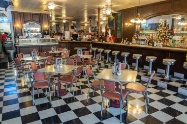 Brenham, Teksas, ABD - 30 Aralık 2016. Brenham, TX 'teki Cennet Olmalı restoranının iç manzarası. İçinde insanlar ve mobilyalar var..